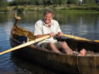Dag Lindebjerg prøve å ta seg ned elva fra Karasjok til Tana i en enkel skinnbåt. (Foto: NRK)