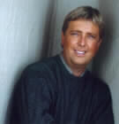 Tore Strømøy er på plass med nye historier fra det virkelige liv, 14. september på NRK1. (Foto: Lasse Berre)