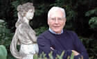James Lovelock foran en statue av den greske gudinnen
