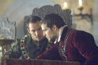 Kong Henry VIII (Jonathan Rhys Meyers) rådfører seg med sin støttespiller Charles Brandon (Henry Cavill). (Foto: 2007 Tm Productions Limited and PA Tudors Inc)