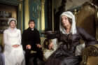 Charlotte Lucas (Lucy Scott) og ektemannen mM. Collins (David Bamber) på Rosings Park hos Lady Catherine de Bourgh (Barbara Leigh Hunt). Foto: BBC