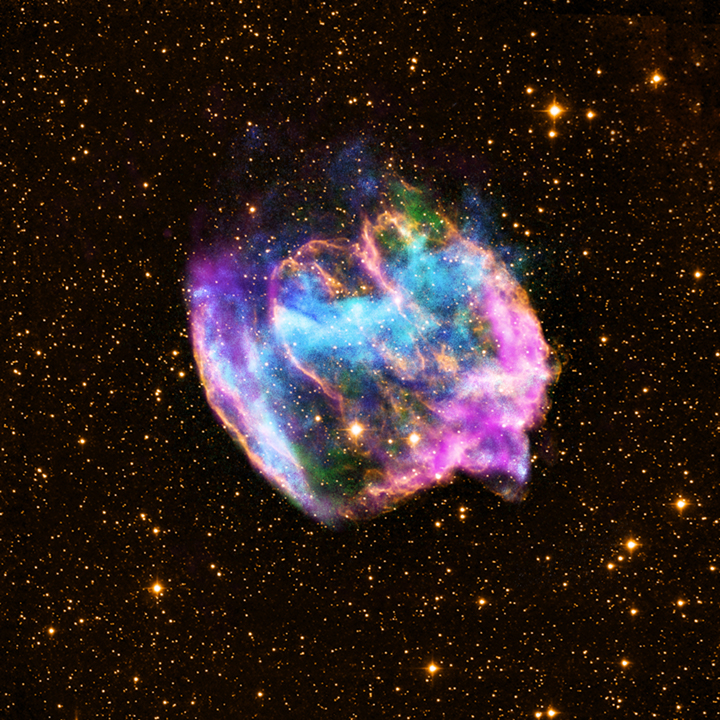 Denne virvlende skyen av gass oppstod da en svært tung stjerne eksploderte for rundt 1000 år siden. Bildet kombinerer observasjoner gjort i røntgenstråling, infrarødt lys og radio. Foto: NASA/CXC/MIT/L.Lopez et al.; Infrared: Palomar; Radio: NSF/NRAO/VLA