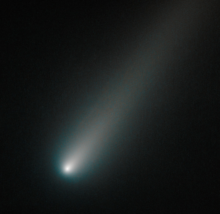 Komet ISON fotografert med romteleskopet Hubble 9.oktober 2013. Selve kometkjernen er for liten til å kunne skimtes på dette bildet, men den symmetriske formen på kometens hode og hale tyder på at kjernen ikke har mistet større biter.  Foto: ESA, NASA, STScI