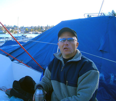 Erik legger båten i vinteropplag i oktober