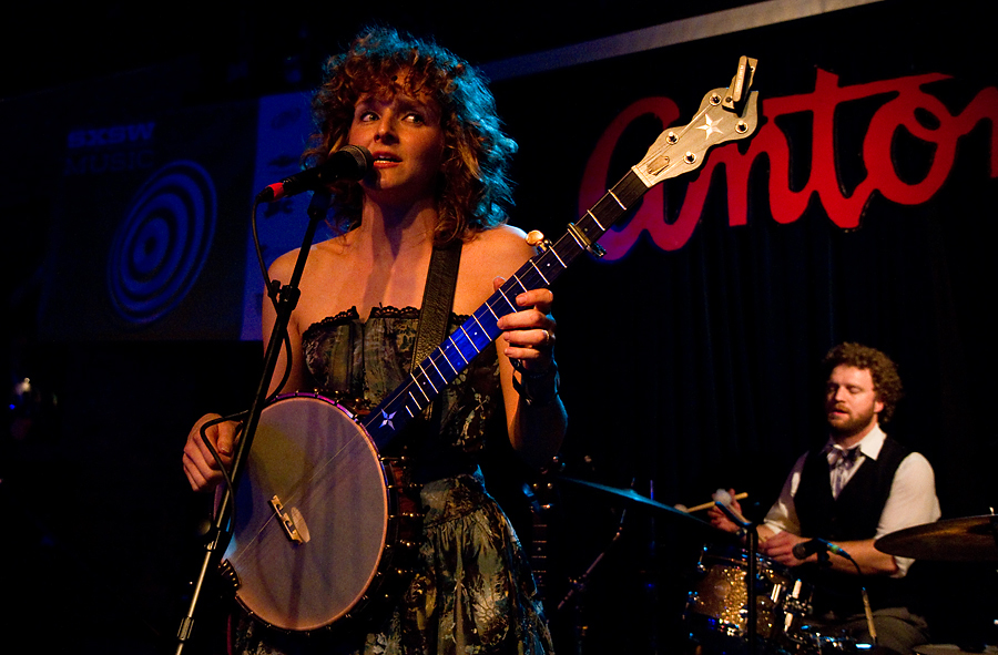 Abigail Washburn er en ny og populær bluegrassartist. Foto: Per Ole Hagen/NRK