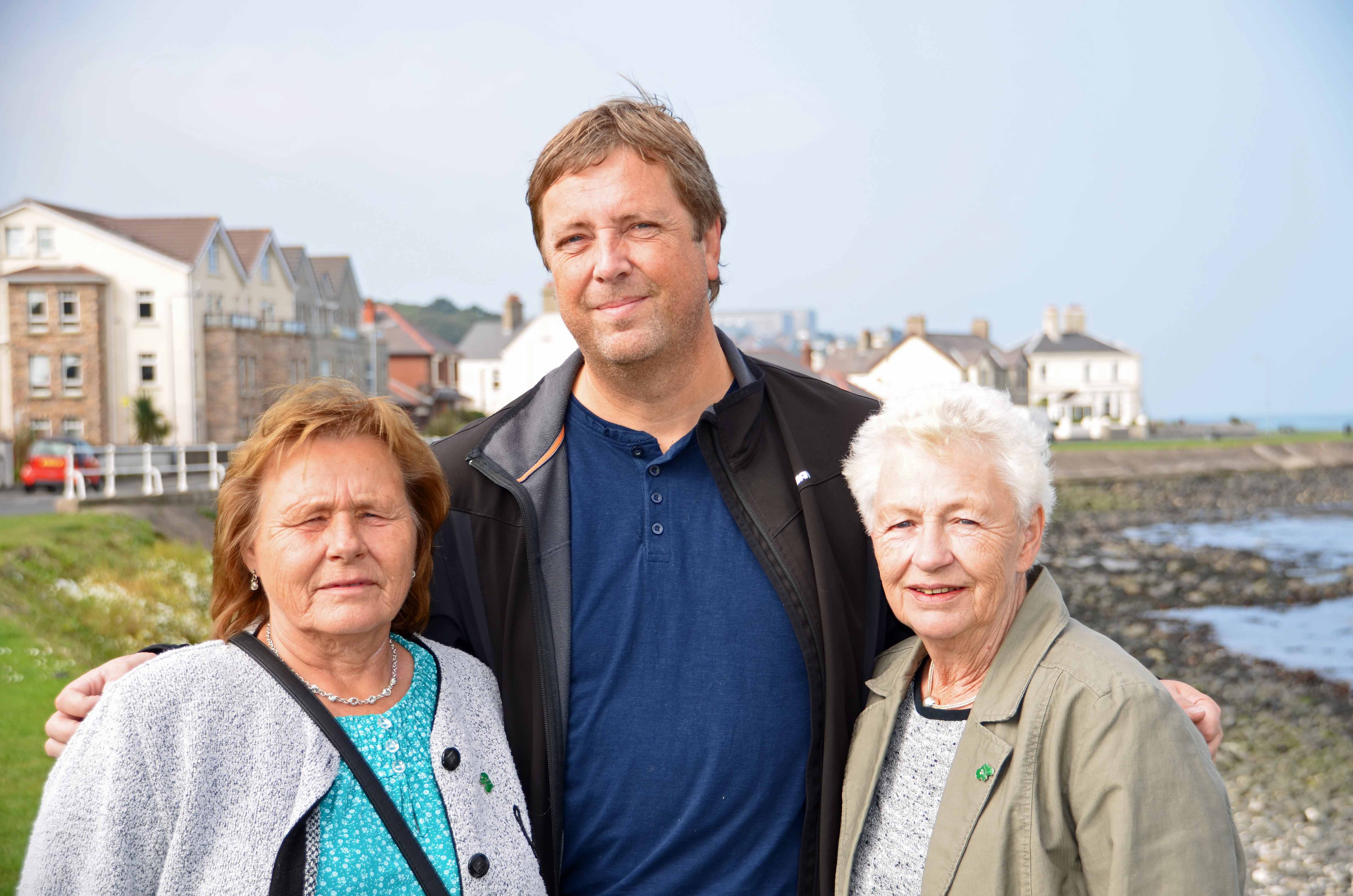Søstrene Ann Karin Thoresen (tv) og Berit Hellenes reiser med Tore Strømøy til Nord Irland for å finne ut hva som skjedde med storesøster Eleanor. 