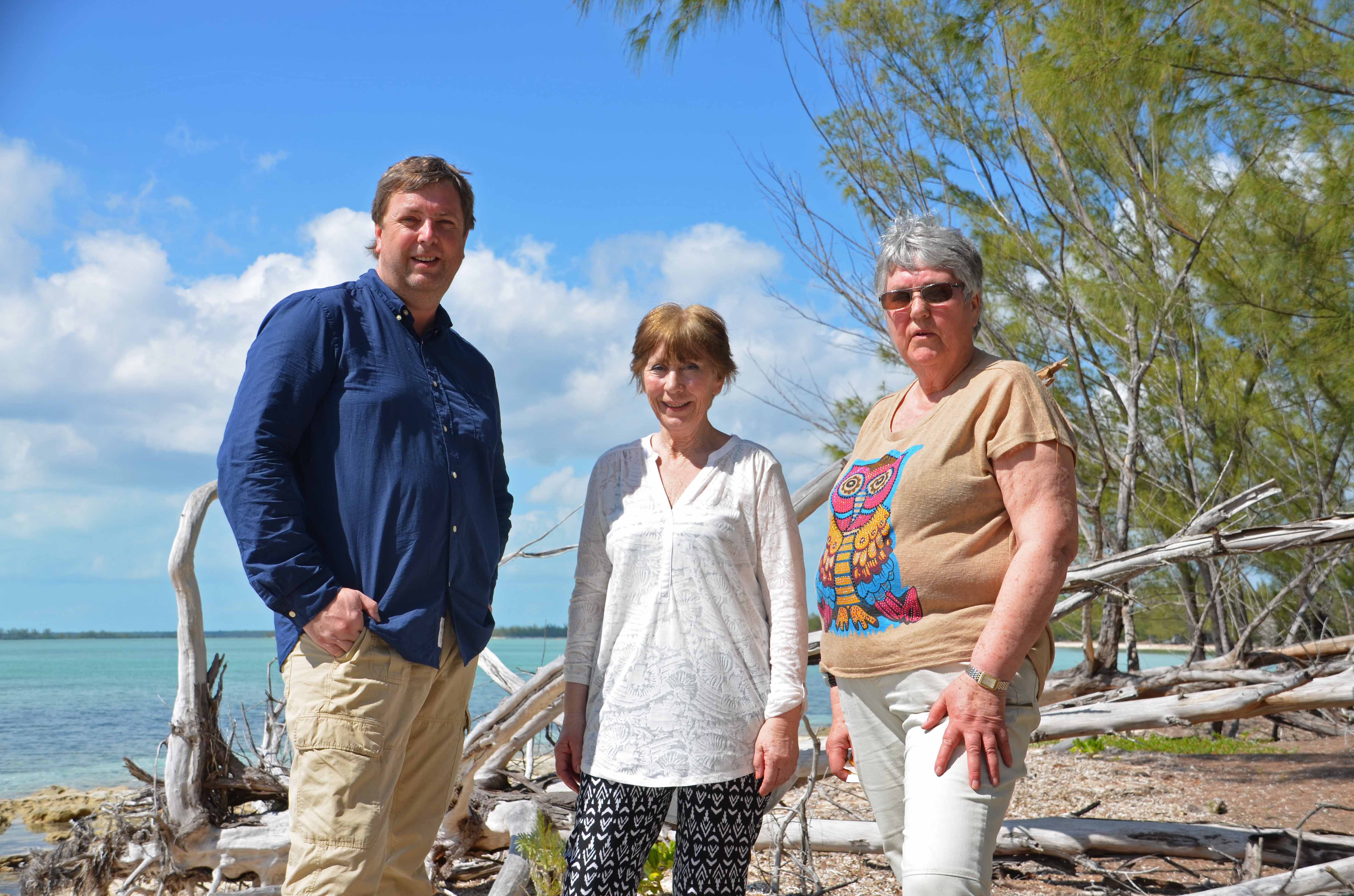 Sporene etter Wenche og Evelyn Thoresens bestefar fører til øya Abaco i Bahamas.  I kveld forsøker de sammen med  Tore Strømøy  å finne bestefars grav ,over 70 år etter at han døde. 