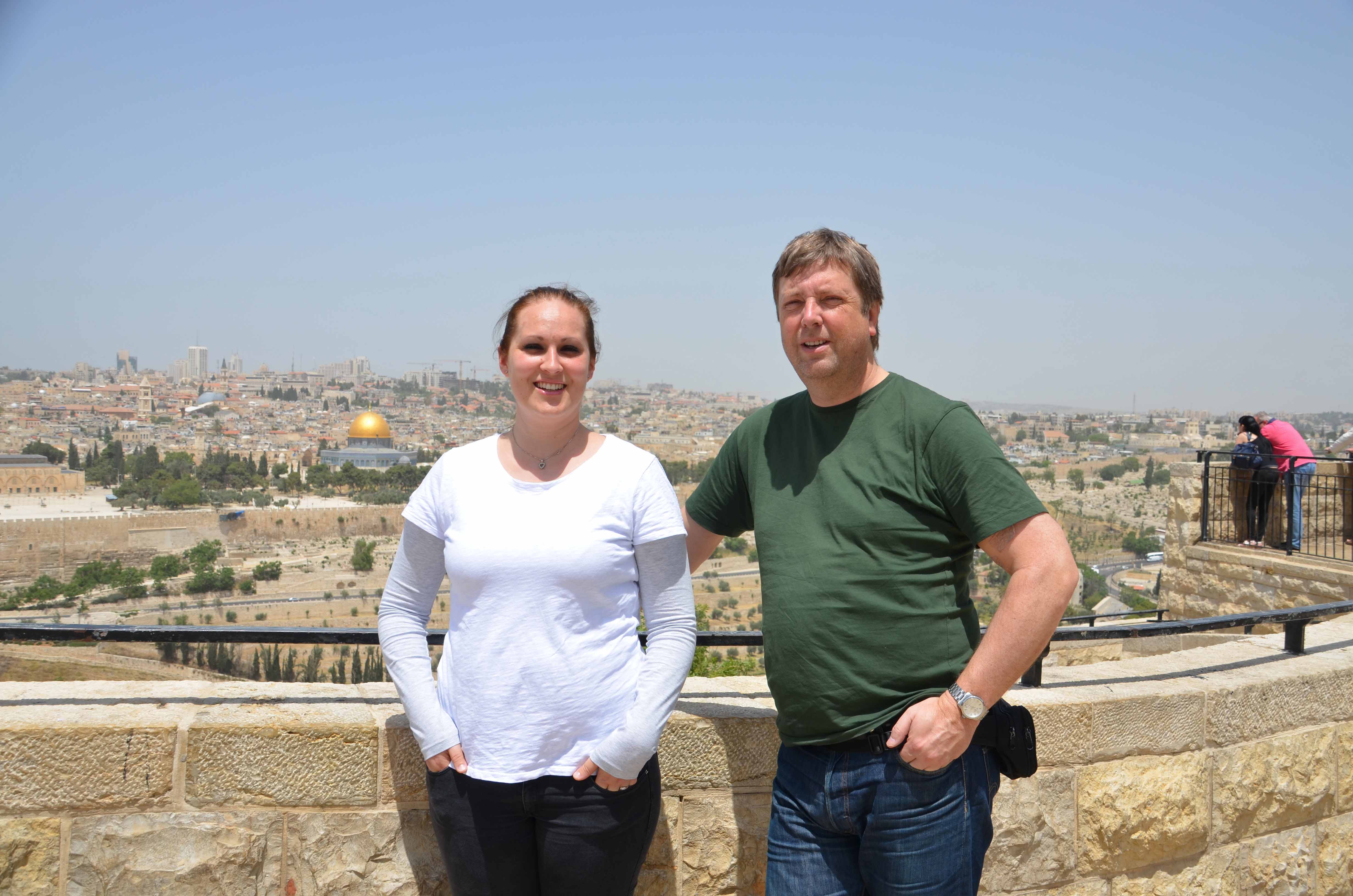 Lina Nordam ble født i Jerusalem. 30 år seinere drar hun tilbake for å lete etter familien sin, sammen med Tore