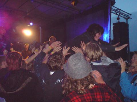Stagediving på Howl-konsert (Foto: Beate Grøndahl)
