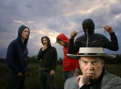 Holy Fuck og Neil Young på landet. (Foto: James Mejia) Bildet er arrangert. Sier du det?