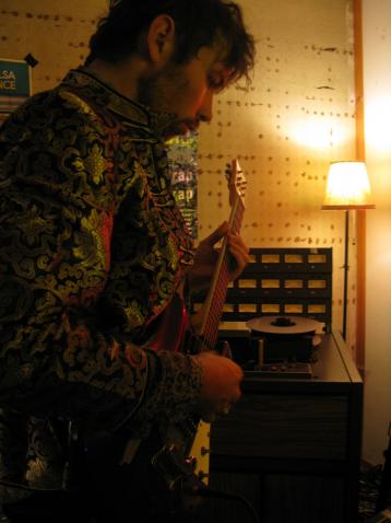 Emil Nicolaisen spiller på sin Mosritegitar (Foto: Beate Grøndahl, Lydverket)