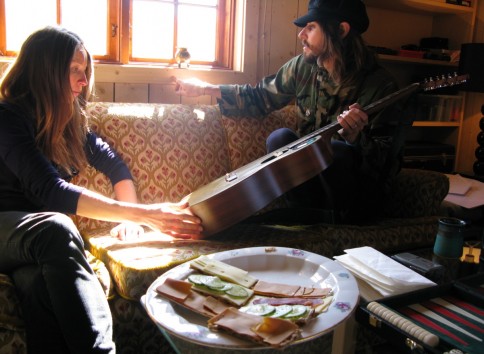 Kate, Jonas Raabes britiske kjæreste, kom med knekkebrød og inspiserer Pop Levis gullakkerte gitar. (Foto: Beate Grøndahl, Lydverket)