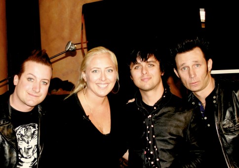 Mona B. Riise møter Green Day i Oakland (foto: NRK)
