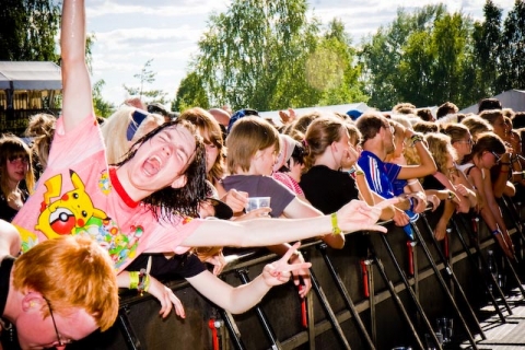 Glad på festival. Foto: arvikafestivalen.se
