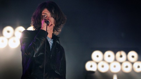Alex Turner i Arctic Monkeys, på scena (foto: Kim Erlandsen, NRK)