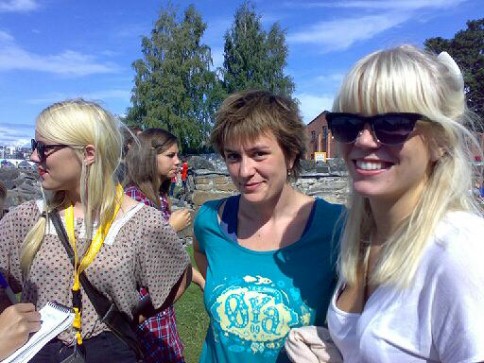 Silje, Ragnghild og Kristine skal høre Fjorden Baby (foto: Siri Narverud Moen, NRK)