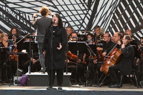 Antony foran operaorkesteret (foto: Christian Melstrøm)