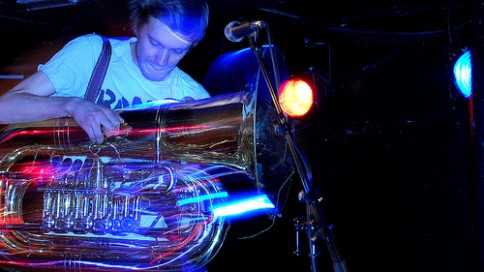 PELbO rocker med tuba på konsert ikveld (foto: Henning Severud, NRK P3)