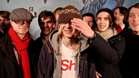 Mathias Stubø alias Proviant Audio med lue sammen med bandmedlemmene sine (Foto: NRK P3)