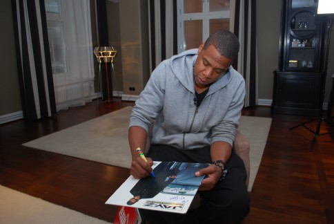 Jay-Z signerer omslaget til karriere-raketten sin (foto: Martin Lundberg, SVT)
