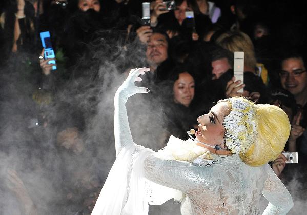 Lady Gaga foran mobilkameraene i Tokyo (AFP PHOTO / Yoshikazu TSUNO)