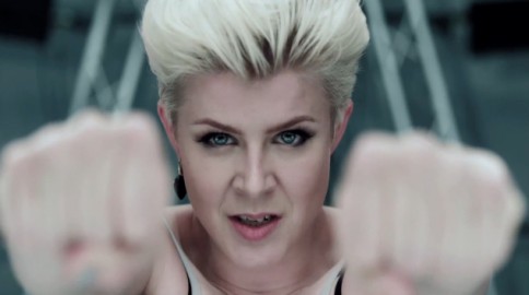 Robyn i videoen til "Dancing On My Own".