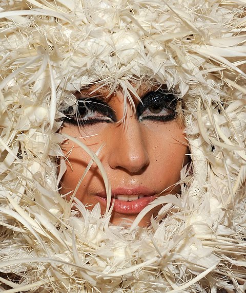 Lady Gaga i en av Philip Treacys kreasjoner