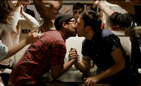 Male Bonding kliner med hverandre i ny musikkvideo (Foto: Screenshot fra videoen til "Year's Not Long")