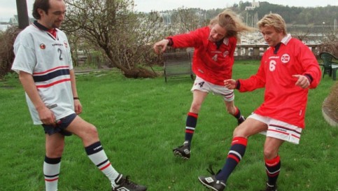 Jørn Hoel, Steinar Albrigtsen og Elg laga fotballsang i 1998 (Foto: Lise Åserud/Scanpix)