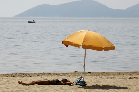 On the beach (Foto: Arben Celi/Reuters/Scanpix)