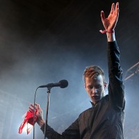 John Olav Nilsen live på Træna (Foto: Thomas Søbstad, NRK Lydverket)