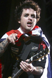 Billie Joe Armstrong fra Green Day er sikkert ganske stolt av sønnen Joey. Foto: Scanpix/AP.