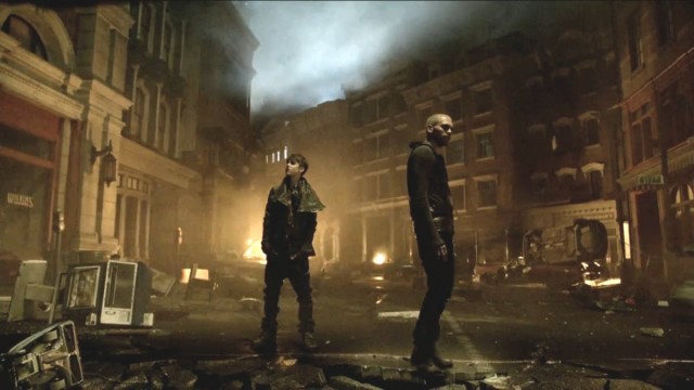 Justin Bieber og Chris Brown undrer hva som skjedde med verden i deres nye video. (Foto: Skjermdump)