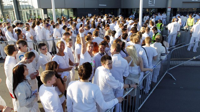 Folk på vei inn på Sensation: Ocean of White-arrangementet på Telenor Arena i april. (Foto: Scanpix)