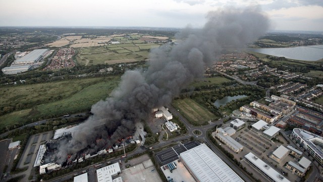 Mandag kveld gikk lagerbygget til Sony opp i røyk under opptøyene i London. Foto: Scanpix/Reuters.