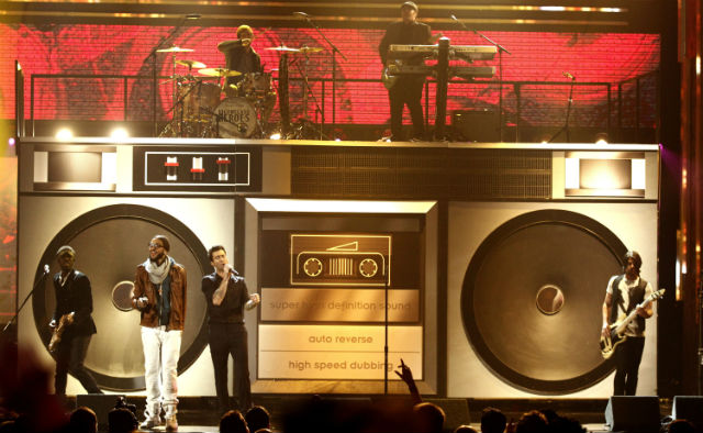 Maroon 5 opptrer under American Music Awards 2011. Foto: Scanpix