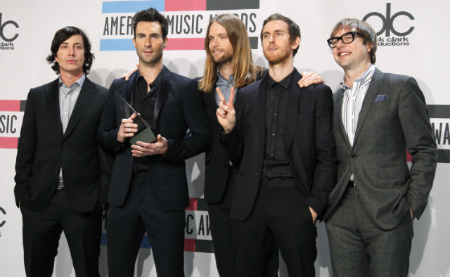 Maroon 5 på den røde løperen under American Music Awards 2011. Foto: Scanpix