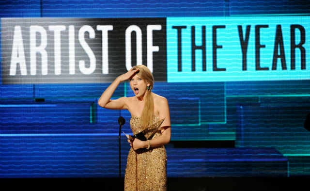 Taylor Swift mottar pris under American Music Awards 2011. Foto: Scanpix