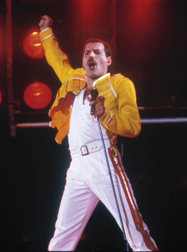 Freddie Mercury i kjent stil med halvt mikrofonstativ. (Foto: Universal/Promo)