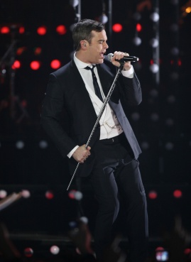 Robbie Williams bruker stadig sitt halve mikrofonstativ på konsert. (Foto: Scanpix)