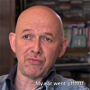 En av de som deltar i dokumentarfilmen "Lost And Sound" forteller hvordan det var å våkne den dagen han mistet hørselen på det ene øret. Foto: Skjermdump.