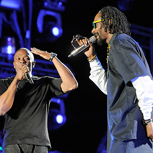 Dr Dre på scenen sammen med Snoop Dogg under Coachella-konserten der også Tupac Shakur blei gjort virtuelt levende. Foto: NTB Scanpix / Chris Pizzello, AP Photo.