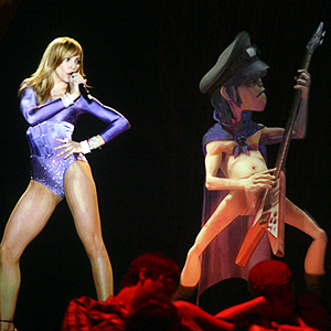 Madonna hadde besøk av Gorillaz på scenen under sin Grammyopptreden i 2006. Foto: NTB Scanpix / Lucy Nicholson, Reuters.