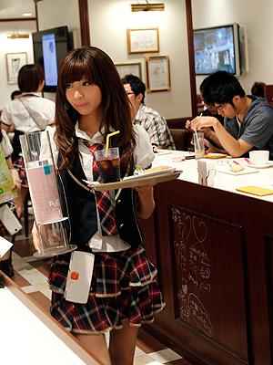 Om du ønsker det kan du spise lunchen din på en egen AKB48-cafe i Tokyo. Foto: NTB Scanpix / Kim Kyung-Hoon, Reuters.