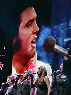 Det er ikke første gang Elvis Presley bringes «tilbake fra de døde». Her under en konsert der et stort orkester spiller sammen med en videoversjon av «Kongen» i 2007. Foto: NTB Scanpix / Stand Honda, AFP Photo.
