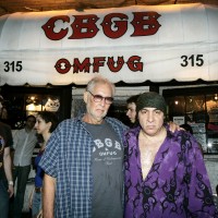 Hilly Kristal avbildet sammen med Steven van Zandt utenfor CBGB. Foto: AFP