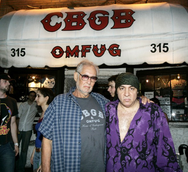 Hilly Kristal avbildet sammen med Steven van Zandt utenfor CBGB. Foto: AFP