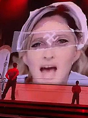 Marine Le Pen med hakekors på panna. Hentet fra Madonnas Tel Aviv-konsert. (Skjermdump, Youtube)