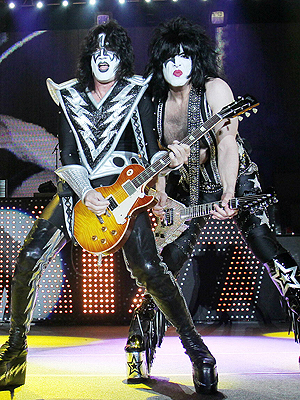 Tommy Thayer på scenen sammen med Paul Stanley og resten av Kiss i 2010. Foto: NTB Scanpix / Sebastian Willnow, AFP Photo.