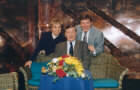 Revyforfatteren Alfred Næss var hovedgjest i Da Capo! i 1994. Her sammen med Gunvor Hals og Vidar Lønn-Arnesen (Foto: Rune Lønn-Arnesen)